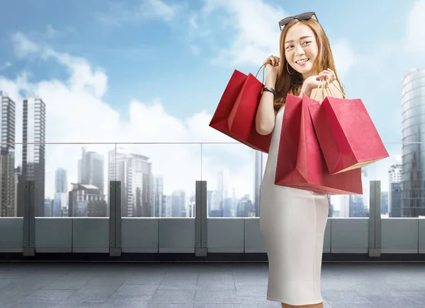 Mujer China Sonriente Sosteniendo Bolsas Rojas Centro Comercial Concepto Viernes —  Fotos de Stock