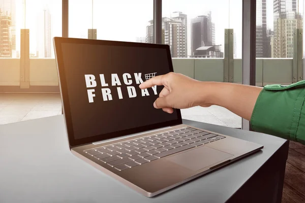 Mulher Apontando Para Texto Black Friday Tela Laptop Escritório — Fotografia de Stock