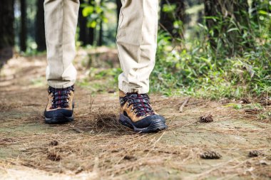 Uzun yürüyüşe çıkan kimse adam orman Yürüyüş botları