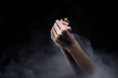 Dua eden eller koyu arka plan üzerinde. Hıristiyan dua