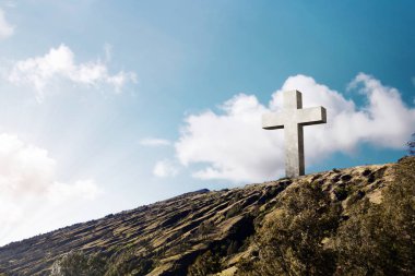 Mavi gökyüzü arka plan ile tepe üzerinde İsa Mesih'in haç