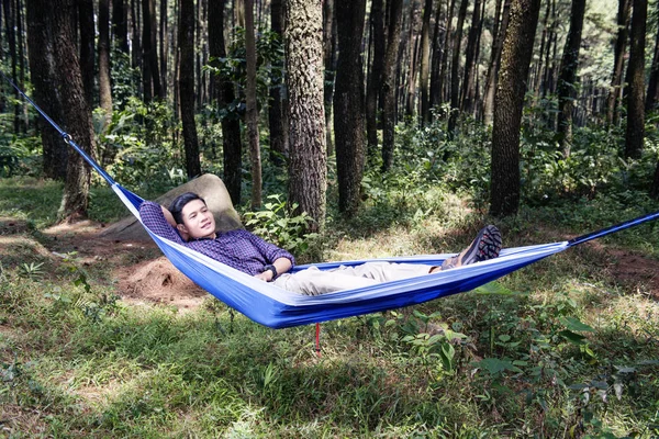 Jovem Asiático Homem Relaxante Rede Pendurado Entre Árvores Floresta — Fotografia de Stock