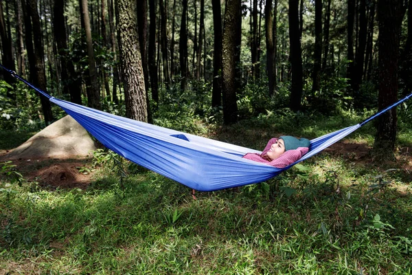 愉快的亚洲游客妇女放松在吊床上的森林 — 图库照片
