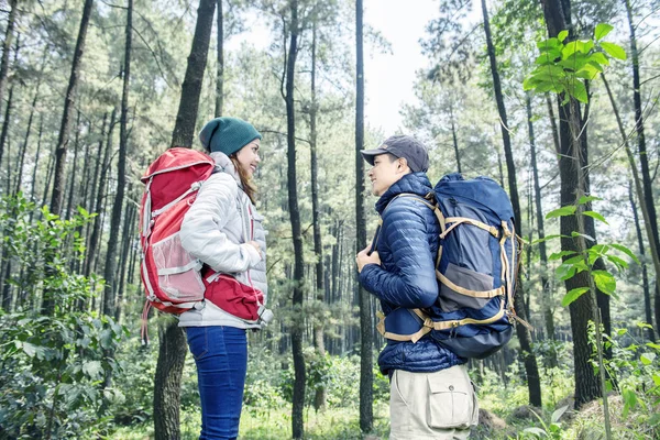 亚洲夫妇的肖像与背包看着对方在森林 — 图库照片