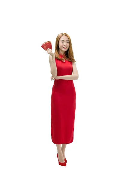 白い背景にポーズ赤い封筒を分離保持伝統的なドレスで美しい中国女性 — ストック写真
