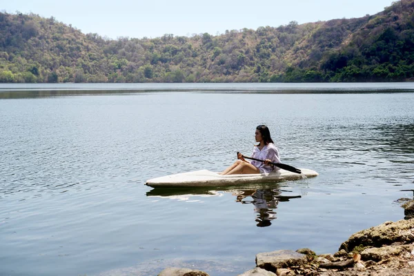 Asyalı Kadın Satonda Island Gölde Kayık Kürek Çekmeye Sumbawa Endonezya — Stok fotoğraf