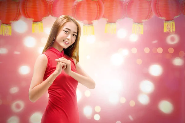 Mooie Chinese Vrouw Met Cheongsam Jurk Felicitatie Gebaar Happy Chinese — Stockfoto