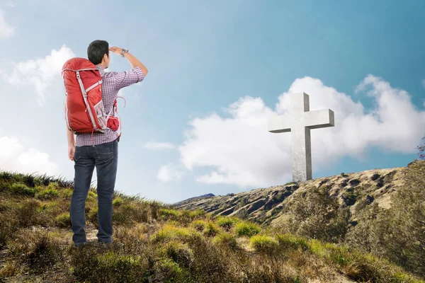 Vista Trasera Hombre Asiático Con Mochila Mirando Cruz Colina —  Fotos de Stock