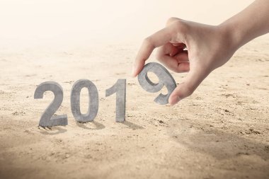 2019 oluşturmak için 9 numara el koyar. Mutlu yeni yıl 2019