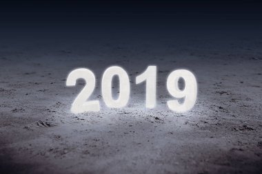 2019 koyu arka plan üzerinde parlar. Mutlu yeni yıl 2019