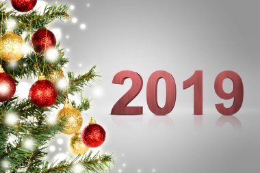 2019 numarası ile Noel süsleme gri arka plan üzerinde. Mutlu yeni yıl 2019