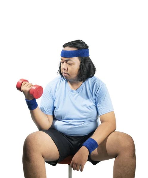 若いアジアのデブ男は 白い背景に分離したダンベルを使用して重量を失います デブ男のダイエットの概念 — ストック写真