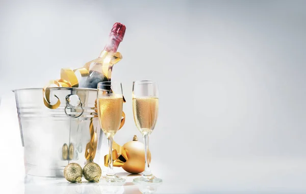 Fles Wijn Ijsemmer Een Paar Glazen Met Decoratie Van Kerstmis — Stockfoto