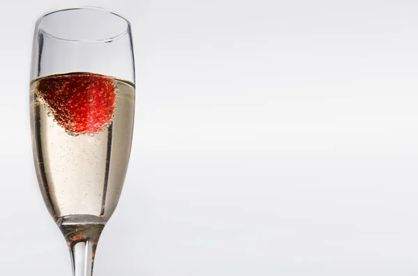 Glazen Met Witte Wijn Aardbei Geïsoleerd Witte Achtergrond — Stockfoto