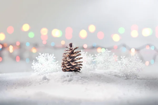 背景がぼやけライト雪の円錐形の松 クリスマスの装飾 — ストック写真