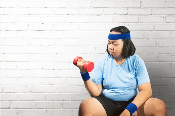 亚洲胖子用哑铃在家里减肥 胖子饮食理念 — 图库照片