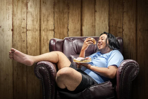 Hombre Gordo Asiático Comiendo Rosquillas Plato Sofá Hombre Gordo Concepto — Foto de Stock