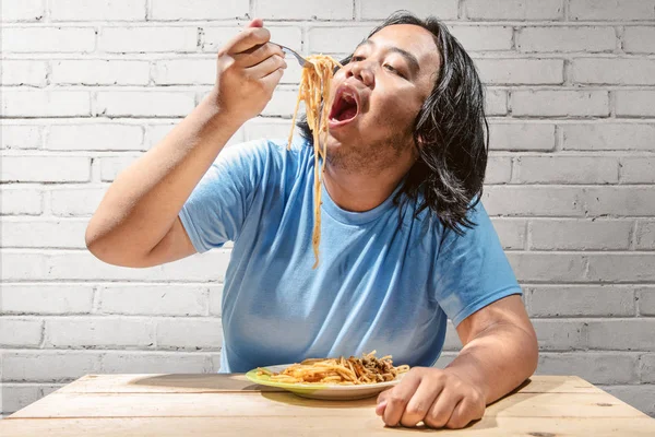 アジアのデブ男食事家でファーストフードのスパゲッ ティー デブ男のダイエットの概念 — ストック写真