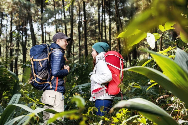 亚洲徒步旅行者夫妇的肖像站在一起 看着对方在森林 — 图库照片