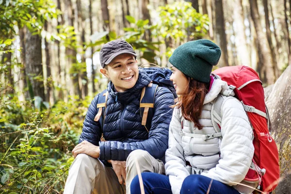 Asian Pár Túrázók Mosolyogva Hátizsák Néztek Egymásra Erdő — Stock Fotó