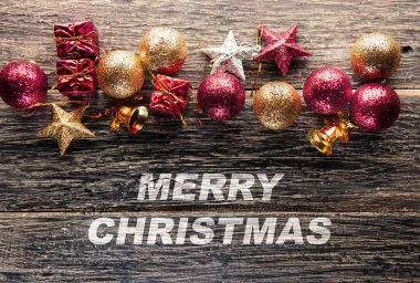 Renkli Noel top, hediye kutusu, yıldız ve çan tablo ile neşeli Noel tebrik