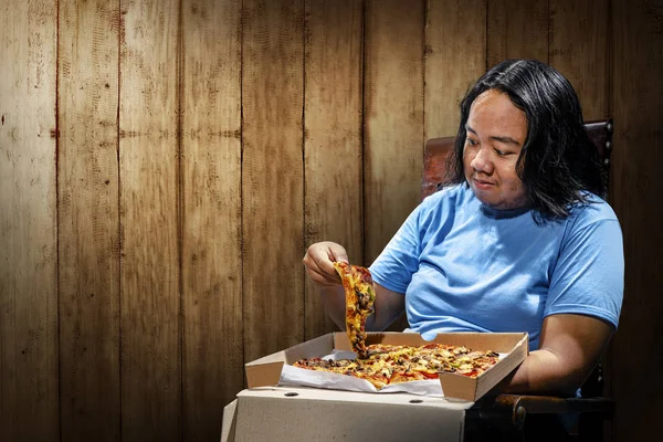 Pemuda Asia Gemuk Makan Sepotong Pizza Kursi Konsep Diet Pria — Stok Foto