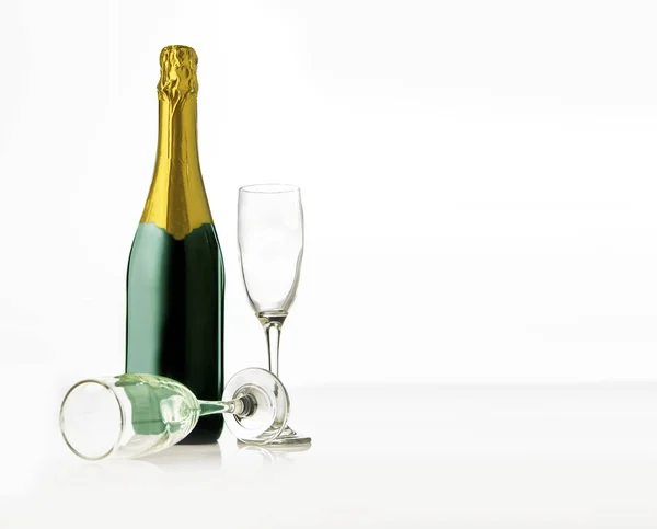 Paar Van Glazen Champagne Fles Geïsoleerd Witte Achtergrond — Stockfoto