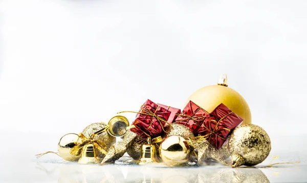 红色礼品盒和金黄圣诞球在白色背景 — 图库照片