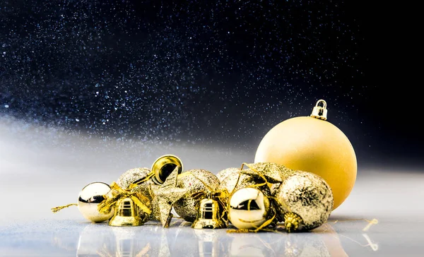 Goldene Weihnachtskugeln Und Glocken Mit Glitzerhintergrund — Stockfoto