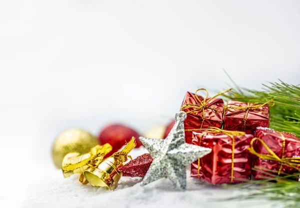 Nahaufnahme Von Stern Glocke Geschenkschachteln Und Weihnachtskugeln Schnee — Stockfoto