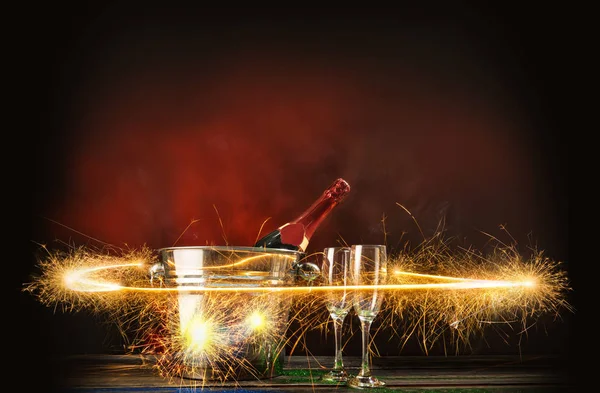 Champagne Fles Ijs Emmer Met Twee Glazen Vuurwerk Lichte Achtergrond — Stockfoto