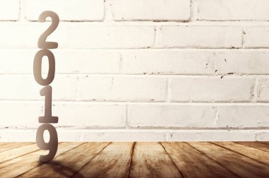 arka plan duvar tuğla ile ahşap masa üzerinde duran 2019. Mutlu yeni yıl 2019