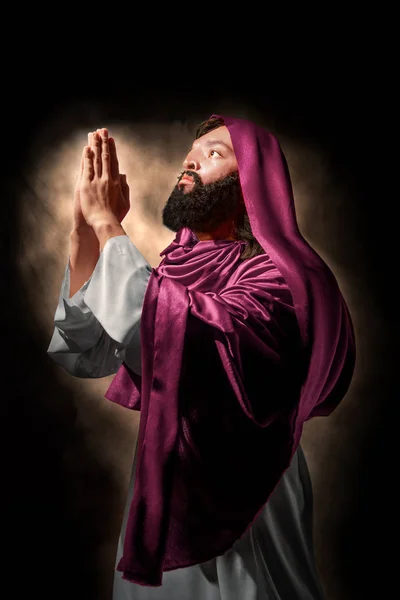 Jesus Christus Betet Gott Mit Handbewegung Vor Schwarzem Hintergrund — Stockfoto