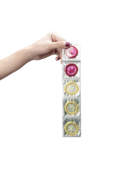 Frauenhand Zeigt Eine Reihe Versiegelter Kondome Isoliert Vor Weißem Hintergrund — Stockfoto