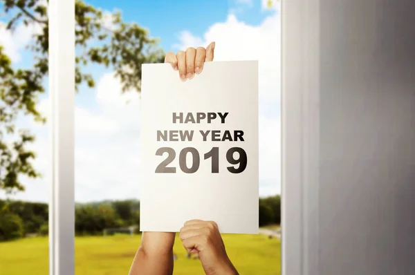 Manos Sosteniendo Papel Blanco Con Mensaje Año Nuevo Feliz Año — Foto de Stock