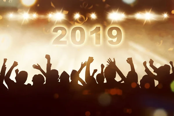 Silhouette Der Menschen Feiern Das Neue Jahr Mit 2019 Und — Stockfoto