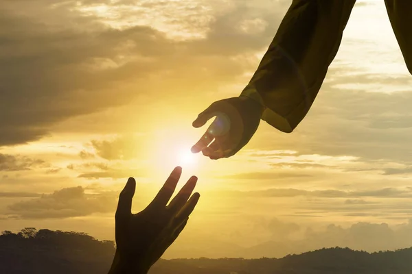 Sylwetka Jezusa Dając Pomocną Dłoń Tło Zachód Słońca — Zdjęcie stockowe