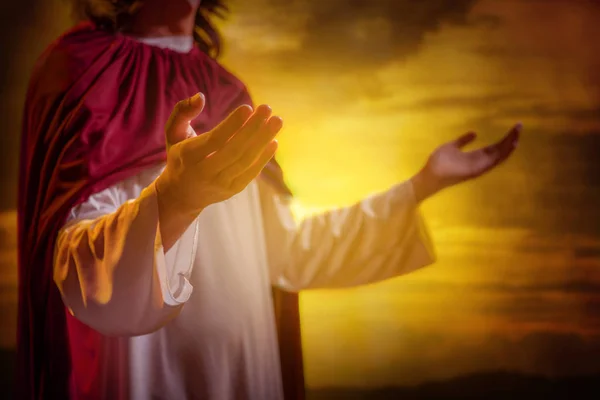 Jesus Cristo Levantando Mãos Orando Com Pôr Sol Fundo — Fotografia de Stock