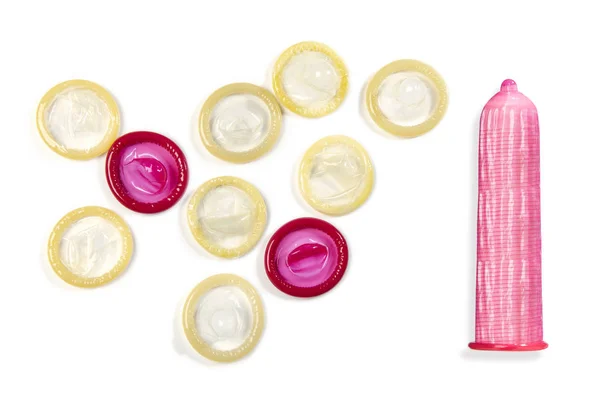 一套被隔绝的彩色避孕套在白色背景 — 图库照片