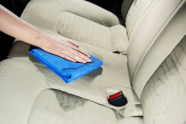 ぼろ布で自宅の車の内装を掃除の手 — ストック写真