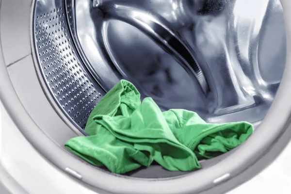 Kleidung Der Waschmaschinenröhre Über Weißem Hintergrund — Stockfoto