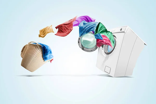 Kleding Uit Wasmand Gaan Wasmachine Witte Achtergrond — Stockfoto