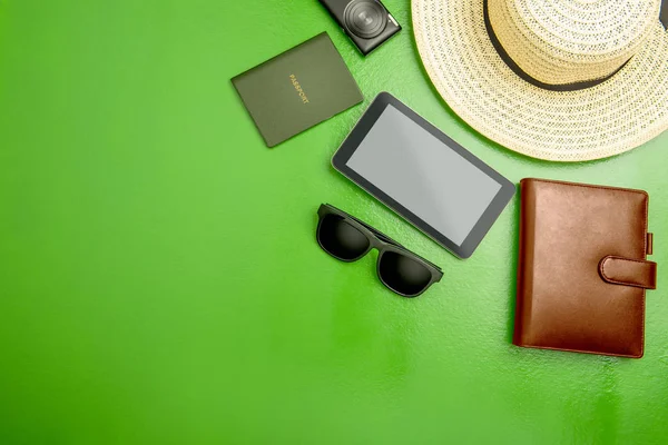 Bovenaanzicht Van Hoed Portemonnee Camera Tablet Zonnebril Paspoort Voor Reizen — Stockfoto