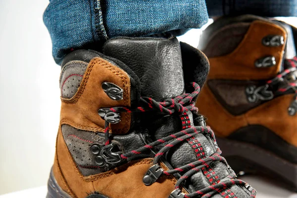 Nahaufnahme Teilansicht Männlicher Beine Trekkingstiefeln Isoliert Über Weißem Hintergrund — Stockfoto