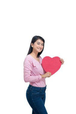 Beyaz arka plan üzerinde izole kalp kırmızı kağıt poz gösterilen mutlu Asyalı kadın. Sevgililer günü