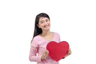 Beyaz arka plan üzerinde izole duran kırmızı kağıt kalp ile Asyalı kadın gülümsüyor. Sevgililer günü