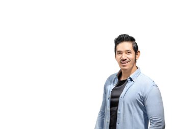 Gülümseyen Asya adam beyaz arka plan üzerinde izole ayakta