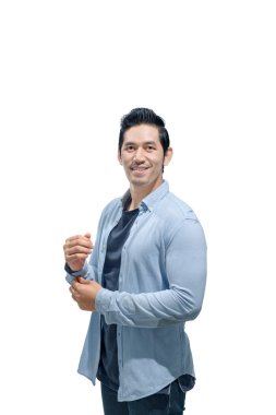 Beyaz arka plan üzerinde izole duran mavi gömlek ile Asya adam portresi