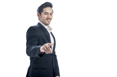 Beyaz arka plan üzerinde izole poz bir şey gösteren Asyalı işadamı portresi