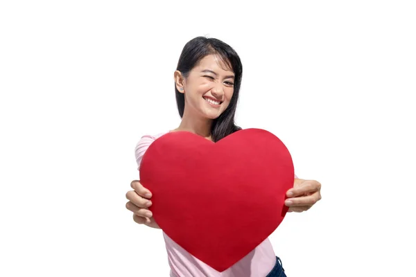 亚洲妇女拿着红纸心脏站立的画像查出在白色背景 情人节 — 图库照片
